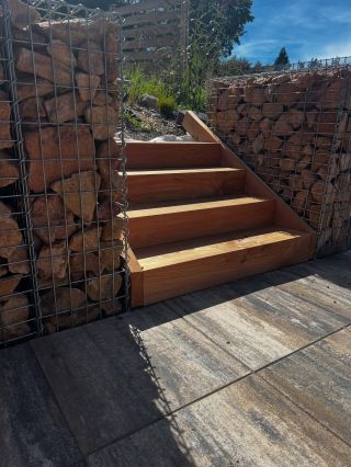 Venkovní prácička🤎 🪵Výběr dřeva - Řez - Broušení - Nátěr - Usazení Přírodní schody z modřínového dřeva, které skvěle...