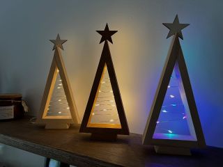 3 měsíce do Vánoc🎄 Než se nadějeme, jsou tu koledy, světýlka a všude Vánoční dekorace💚 Proto jsme se rozhodli vytvořit...