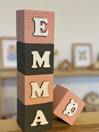 Každé písmenko má svůj vlastní půvab. A dohromady tvoří něco, co dělá radost každý den. 🧸 Ještě nemáte dárek pro Vaše...