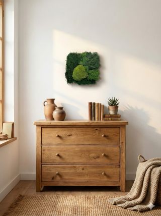 Mechový obraz BOTANIC🌿 Živé zátiší, které nikdy neuvadne✨ Základem je tmavší plochý mech, ze kterého vystupují výrazné...