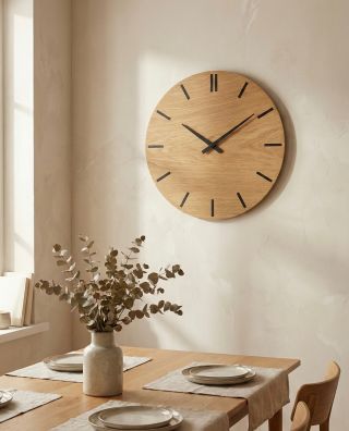 Minimalistická elegance a poctivé řemeslo v jednom. ✨ Tyto dubové nástěnné hodiny jsou ztělesněním jednoduché krásy a...